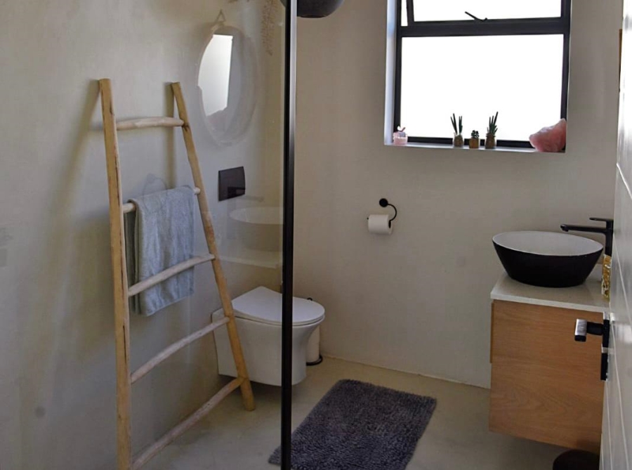To Let 7 Bedroom Property for Rent in Wavecrest Eastern Cape